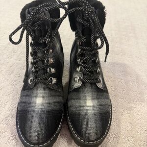 Comfort Est. 1946 Woman's Plaid Lace Up Boots Sz 6.5M